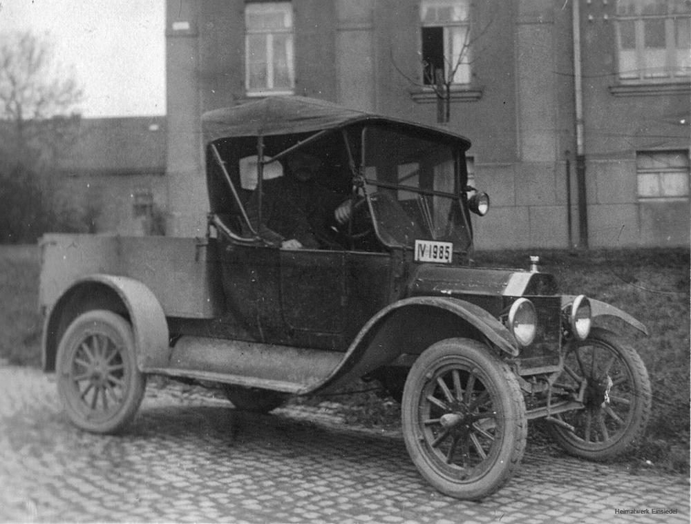 Otto Uhlig mit seinem Auto