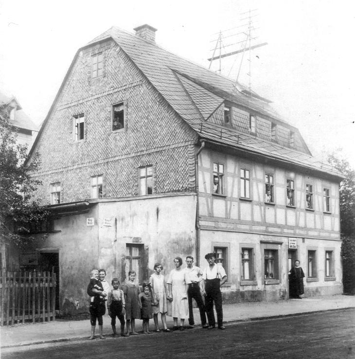 Fachwerkhaus Hauptstr. 51 in Einsiedel um 1920. Wäscherei Uhlig, später Kosa, dann Friseur Belling. Heute Friseursalon Andrea Hamar.