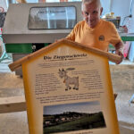 Gerd Arnold mit neuem Schild "Ziegenschweiz" im Sägewerk Kunze in Einsiedel