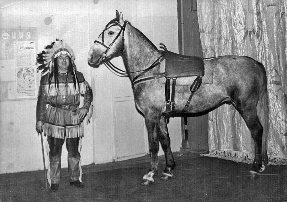 DDR-Staatszirkus Busch in Sotschi, UdSSR, 1975. Dresseur Wolfgang Kersten mit Polo, früher Infant.