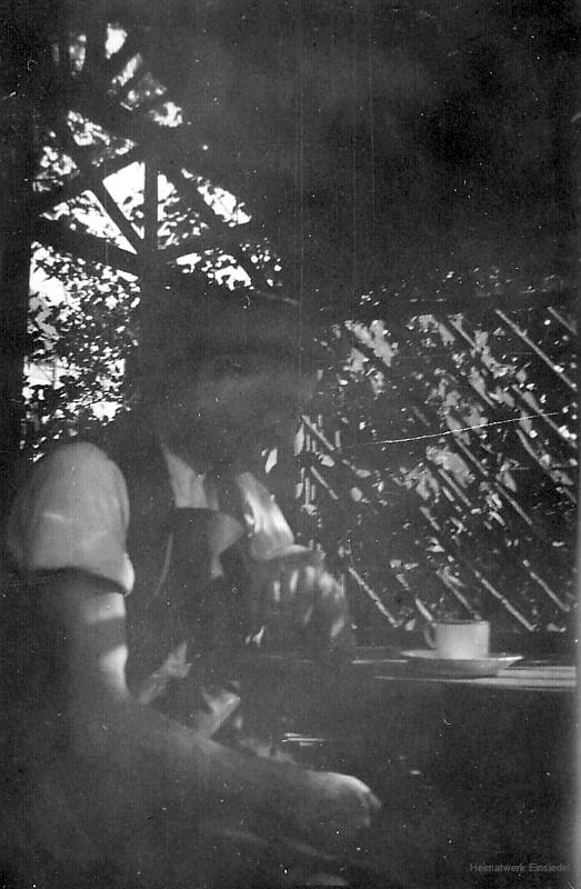 In der kleinen Holzlaube der Fischer-Schmiede in Einsiedel