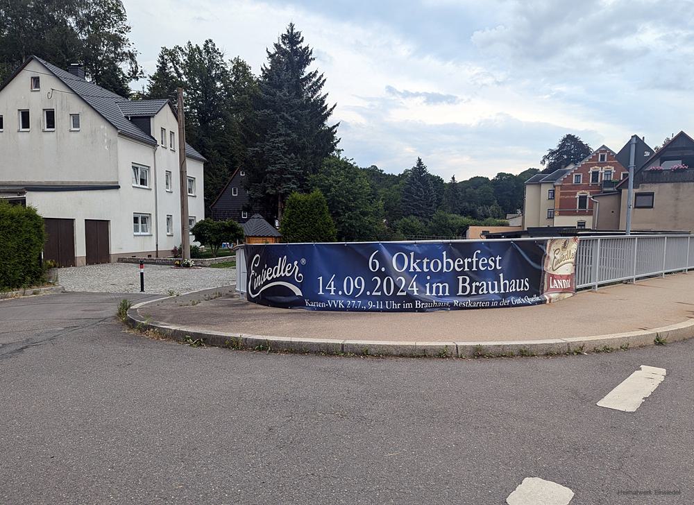 Banner für das Oktoberfest 2024 an der Doktorbrücke