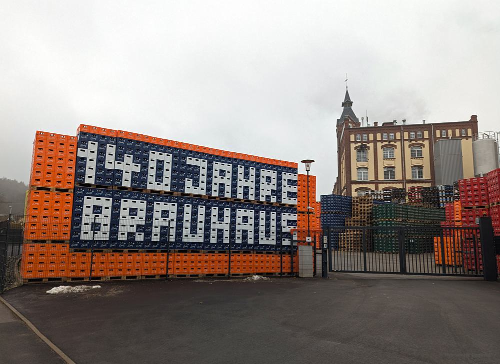Schriftzug 140 Jahre Brauhaus, Installation aus Bierkästen