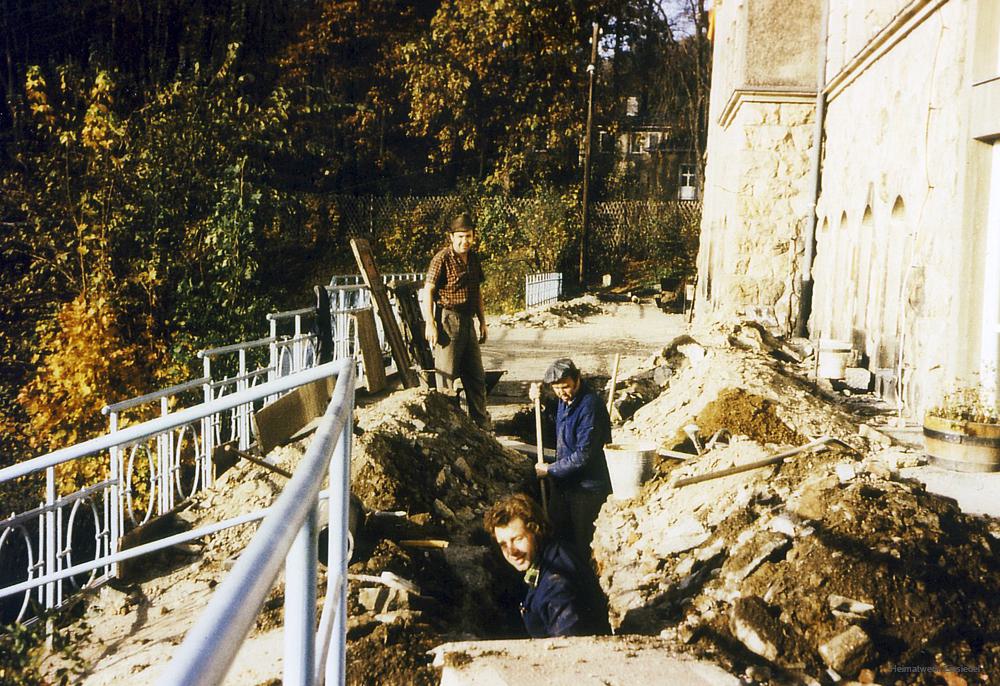 Schachtarbeiten vor der alten Schule in Einsiedel