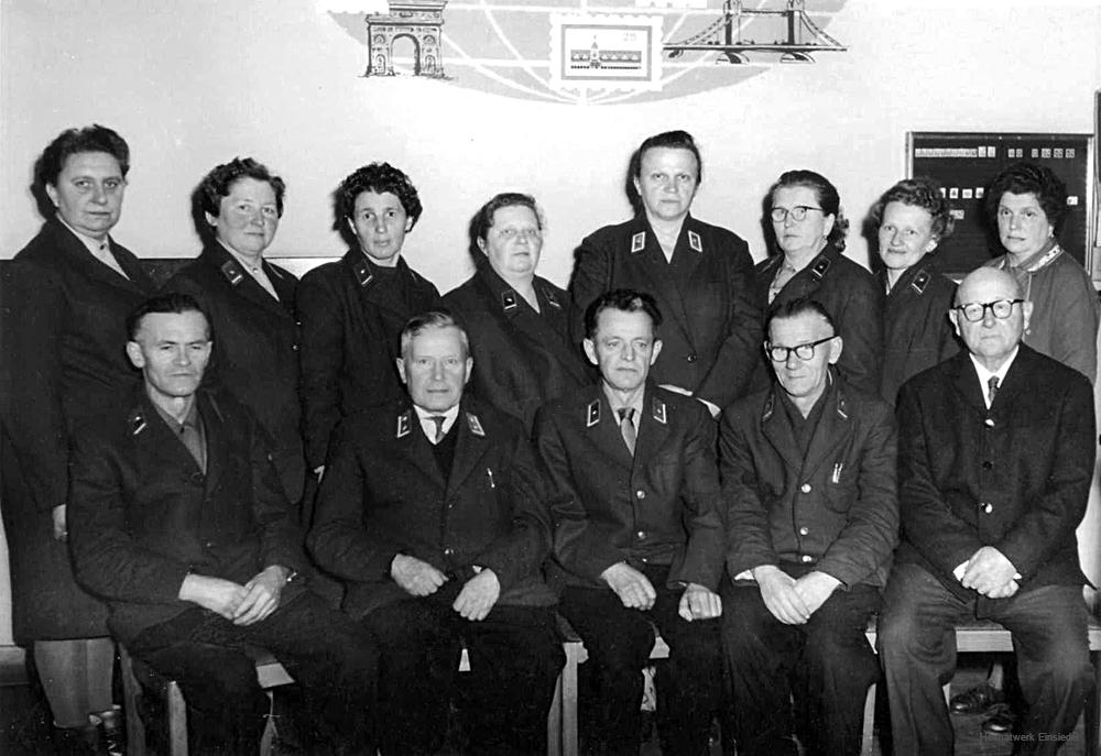 Postangestellte im Einsiedler Postamt 1967