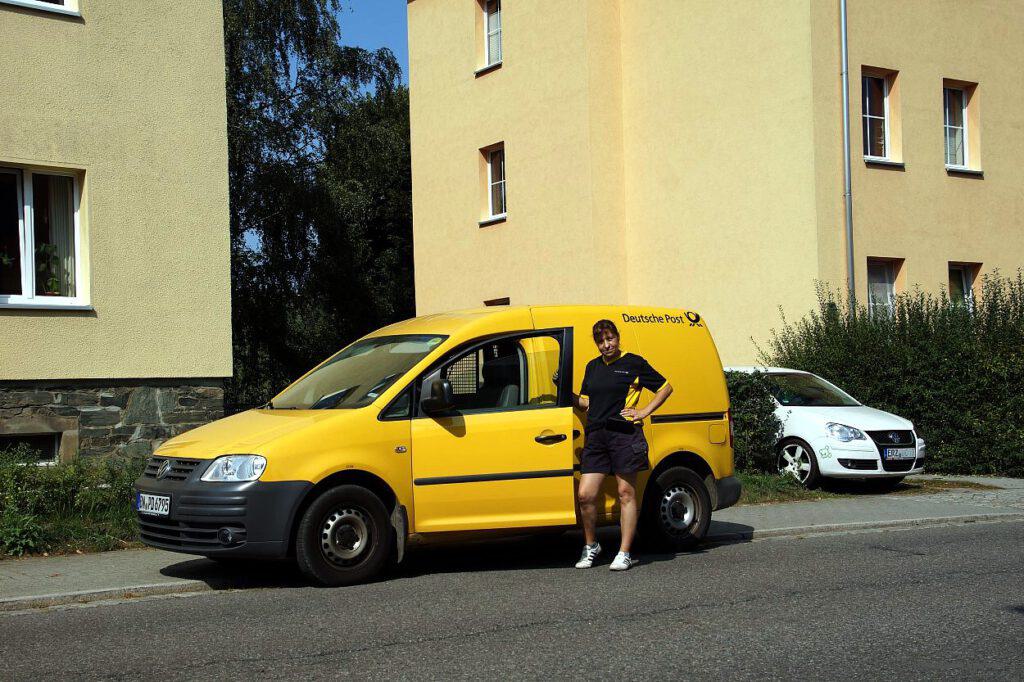 Postfahrzeug auf der Einsiedler Neuen Straße