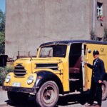 Postbote Erich Kühn mit Dienstfahrzeug „Garant“