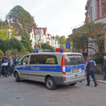 Polizei während der Blockade der Zufahrt zum ehemaligen Pionierlager Einsiedel am 5. Oktober 2015