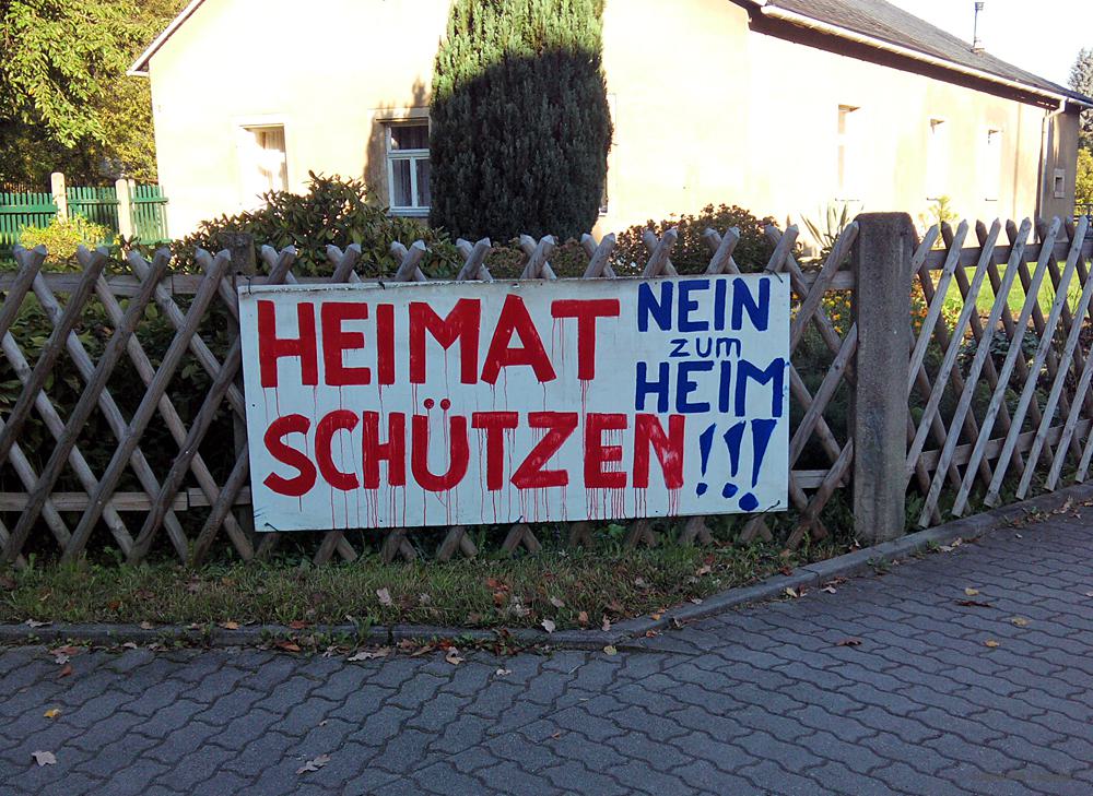 Banner gegen die geplante Erstaufnahmeeinrichtung in Einsiedel am 30. September 2015.