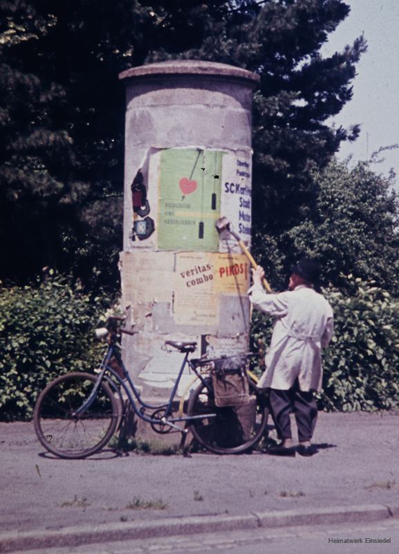 Plakatkleber Fiedler an der Litfaßsäule auf dem August-Bebel-Platz in Einsiedel in den 1960er Jahren. (Foto: Max List)
